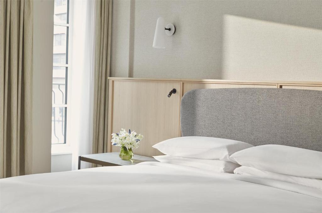King Room with City View - Club Access - Image 3