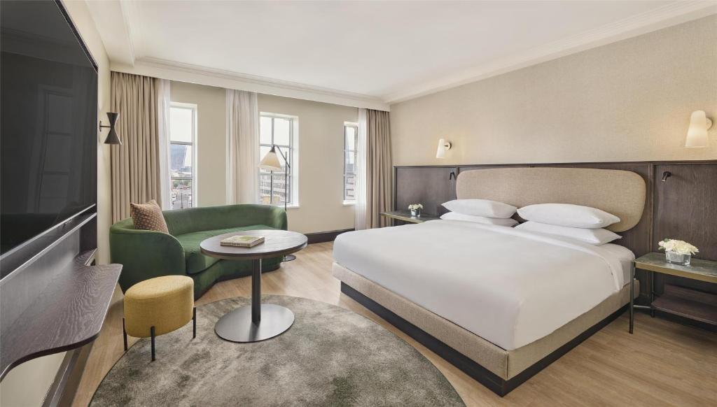 King Room with City View - Club Access - Image 6