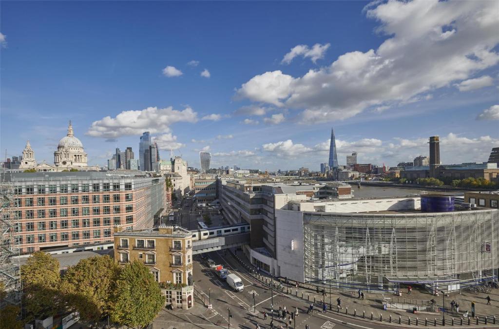 Regency Suite with City View - Image 11