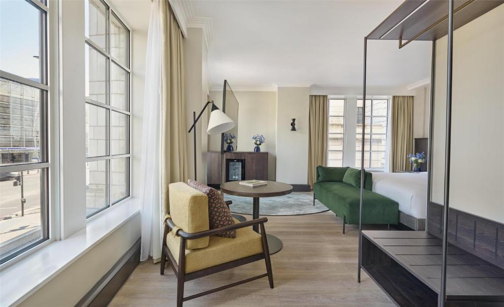 Regency Suite with City View - Image 10