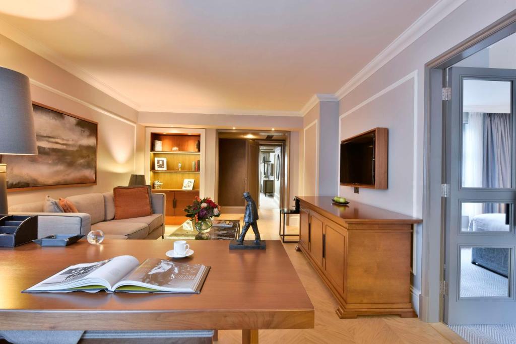 Executive Suite - Image 6