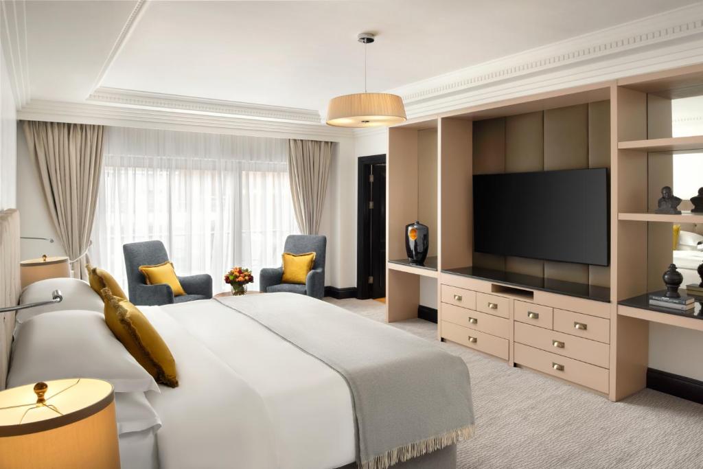 Premium Suite with Balcony and View - Image 3