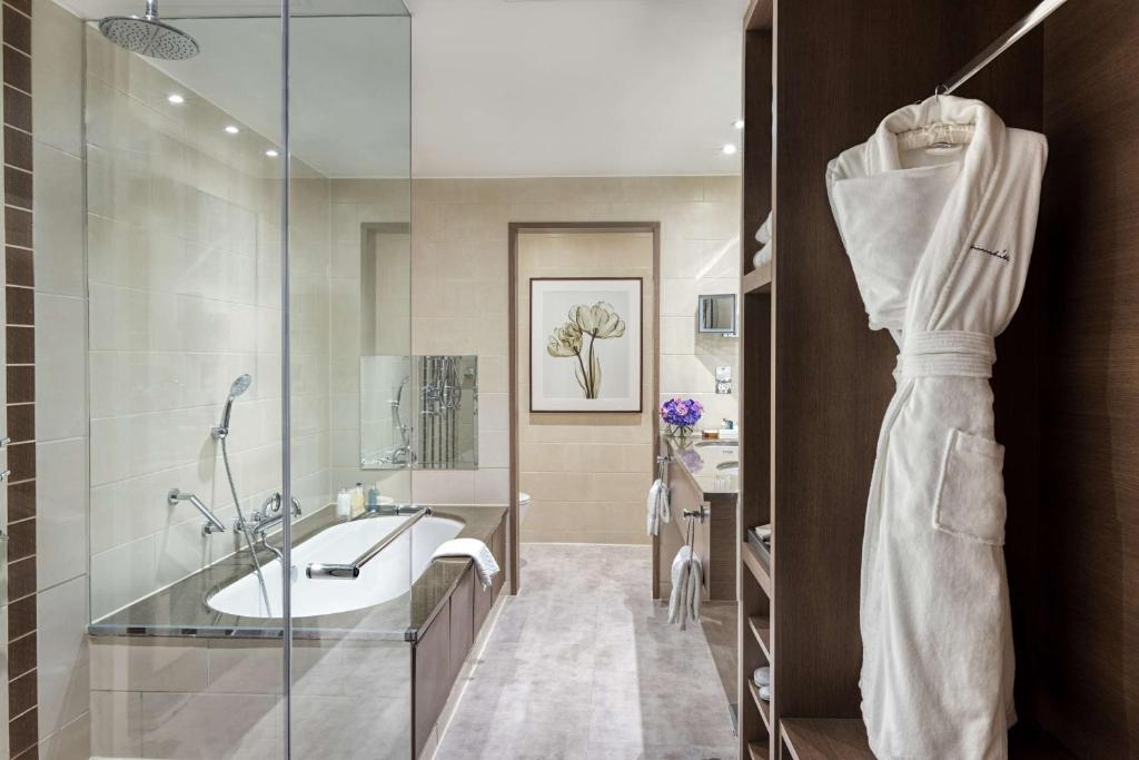 Premium Suite with Balcony - Image 4