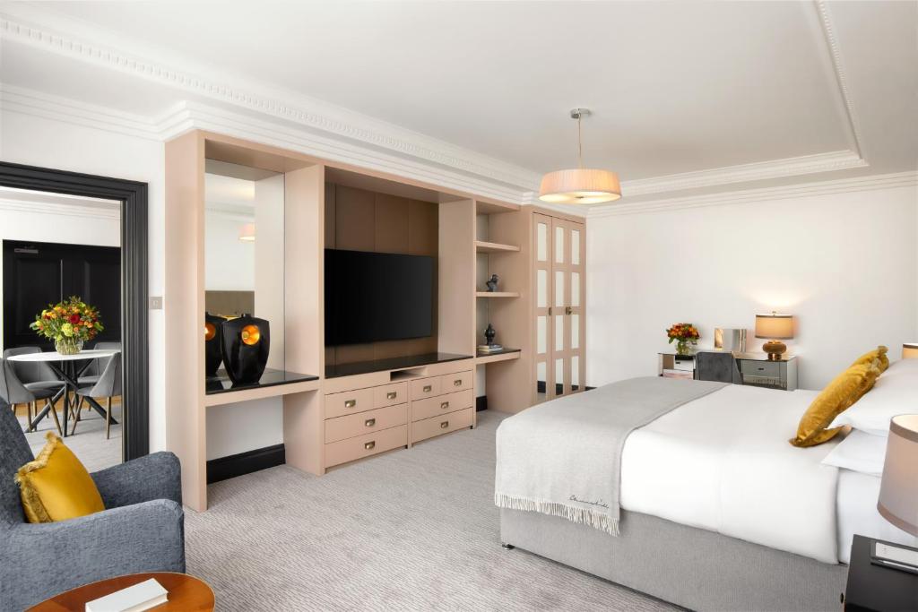 Premium Suite with Balcony - Image 5