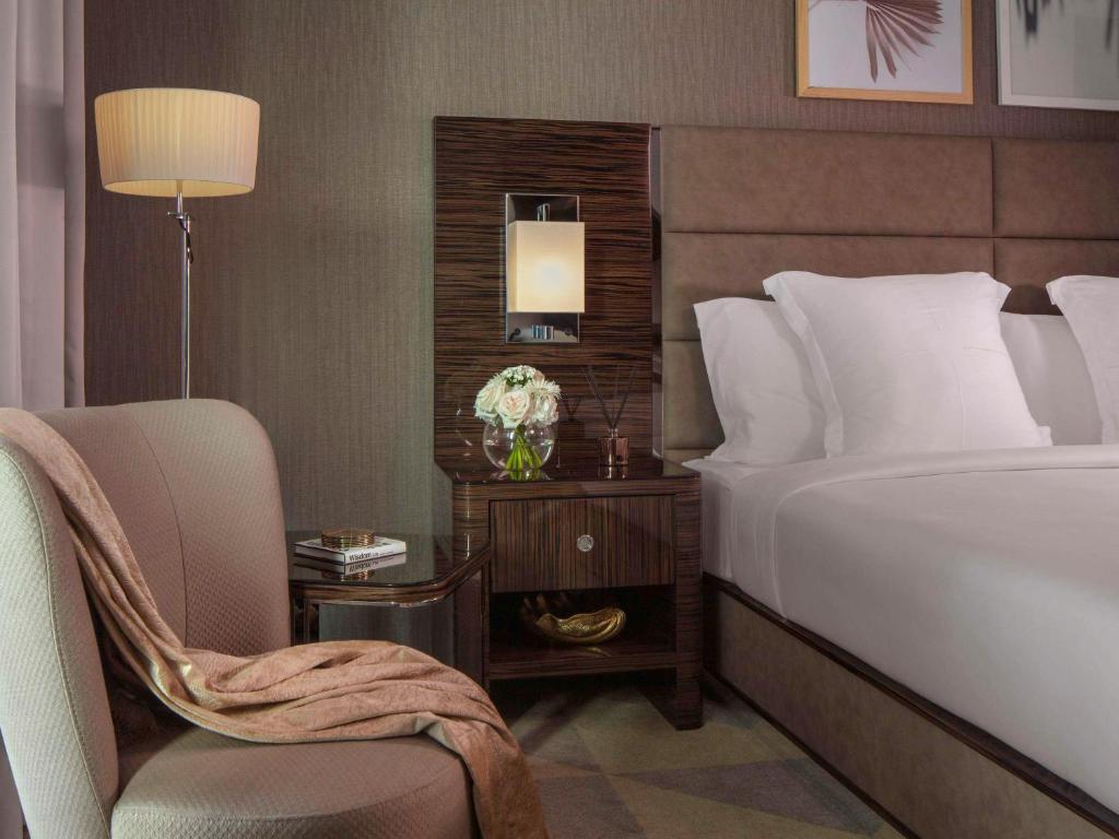 General Admission King With Balcony - Image 11