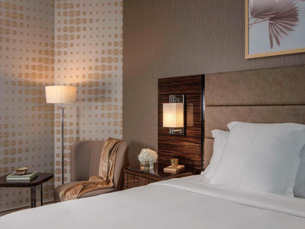 General Admission King With Balcony - Image 12