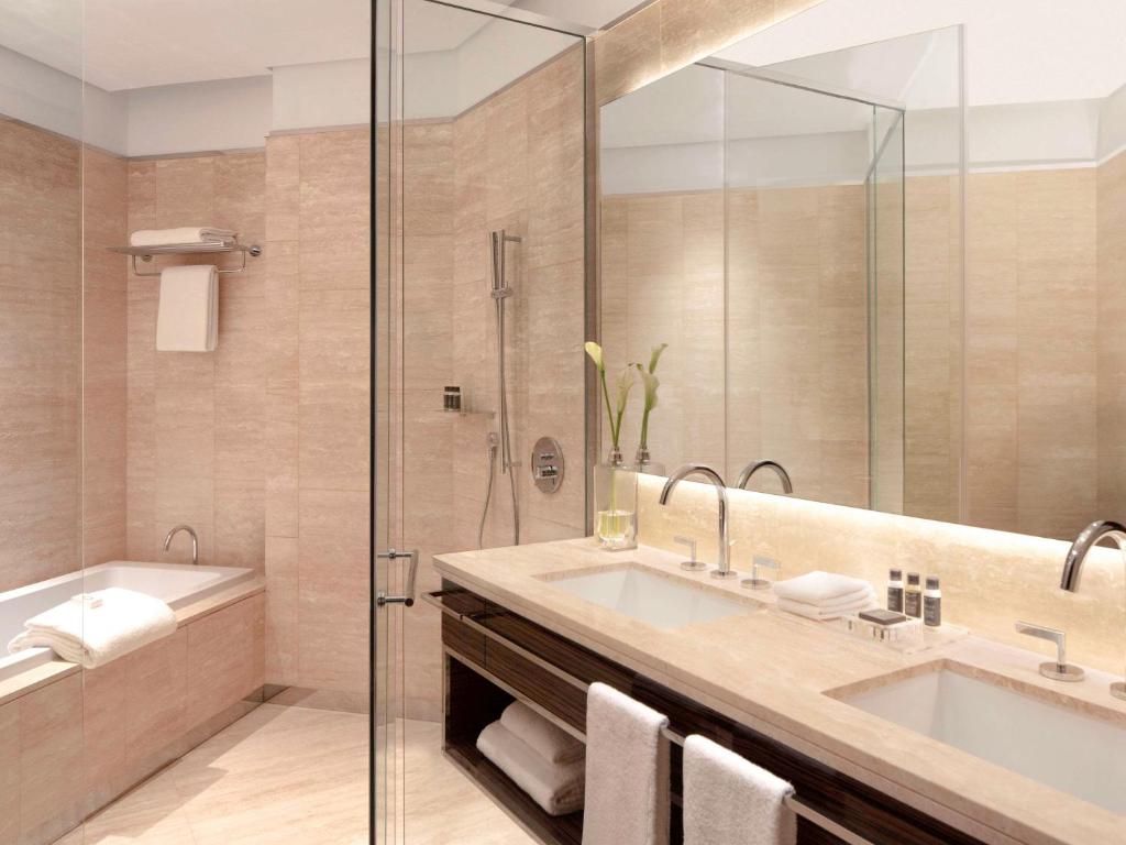 General Admission Twin With Balcony and Canal View - Image 8