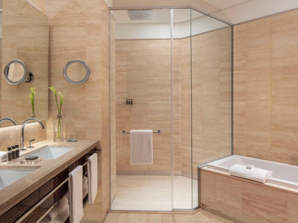 Platinum Suite, One Bedroom with Balcony - Image 11