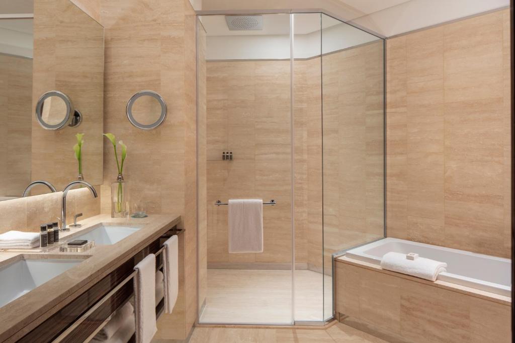 Platinum Suite, One Bedroom with Balcony - Image 4