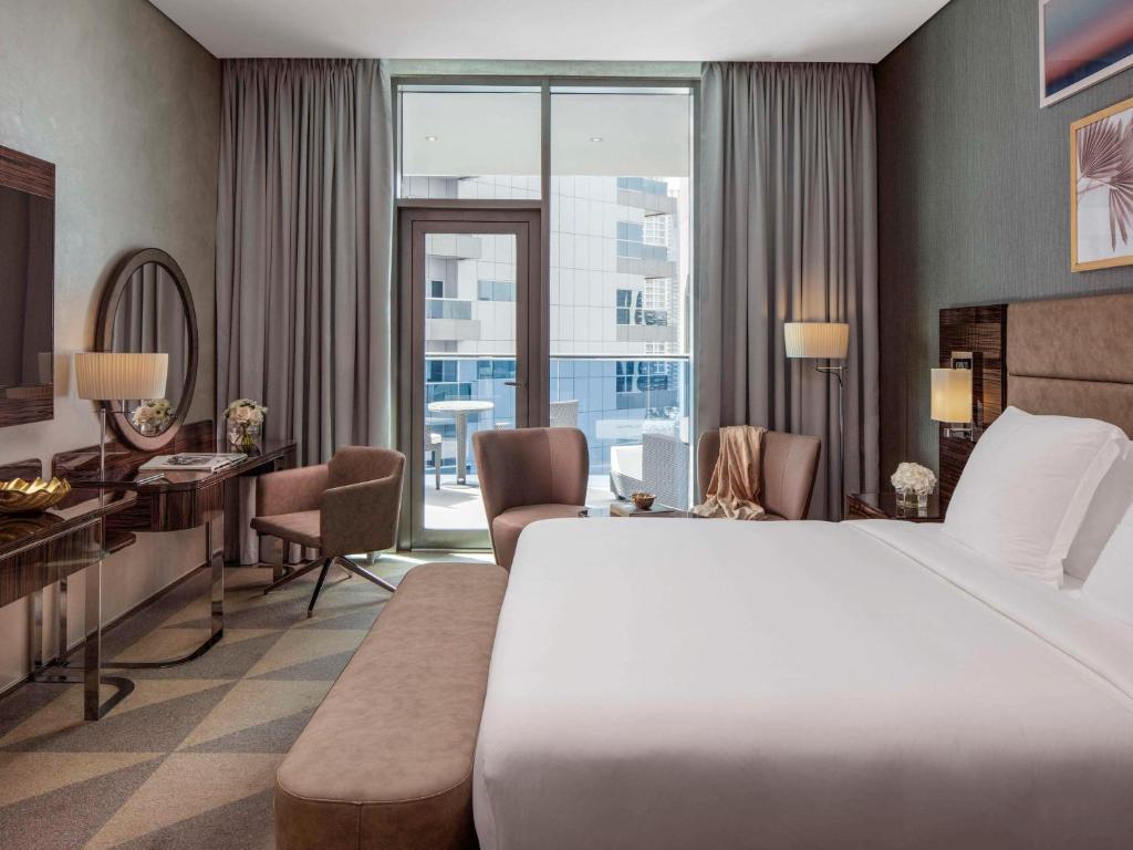 Platinum Suite, One Bedroom with Balcony - Image 9