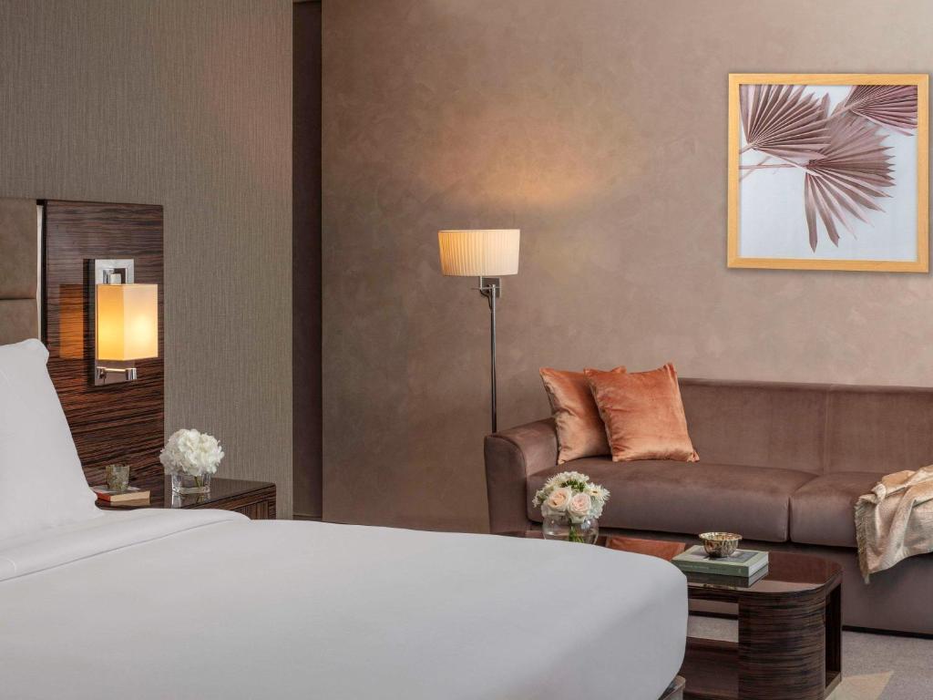 Platinum Suite, Studio with Balcony and Burj Khalifa View - Image 21