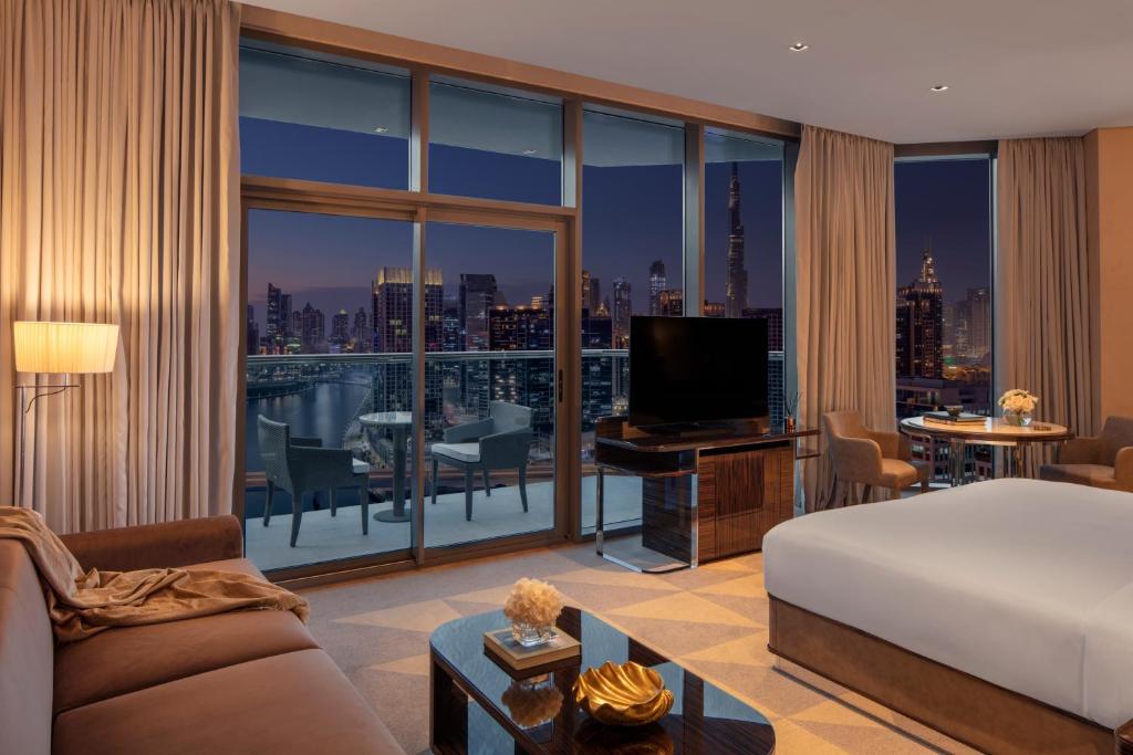 Platinum Suite, Studio with Balcony and Burj Khalifa View - Image 4