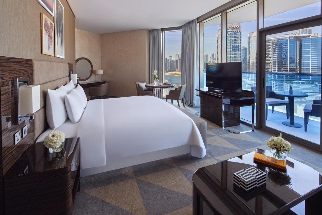 Platinum Suite, Studio with Balcony and Burj Khalifa View - Image 5