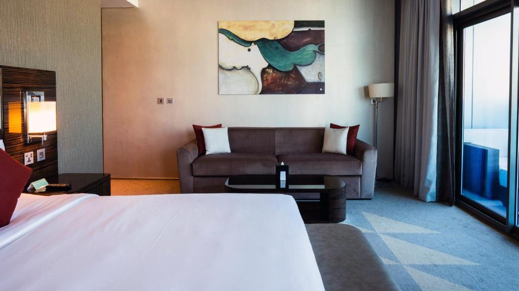 Platinum Suite, Studio with Balcony and Burj Khalifa View - Image 9