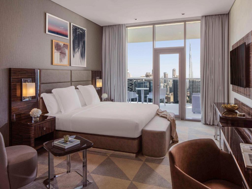 VIP King with Balcony and Burk Khalifa View - Image 11