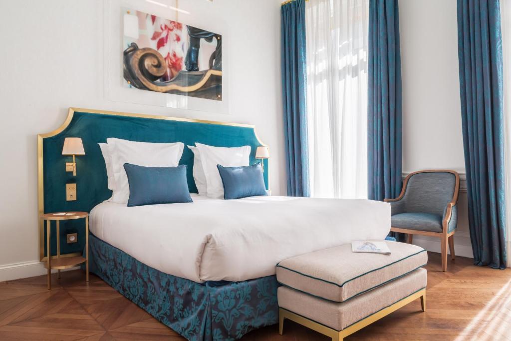Deluxe Double or Twin Room - Image 10
