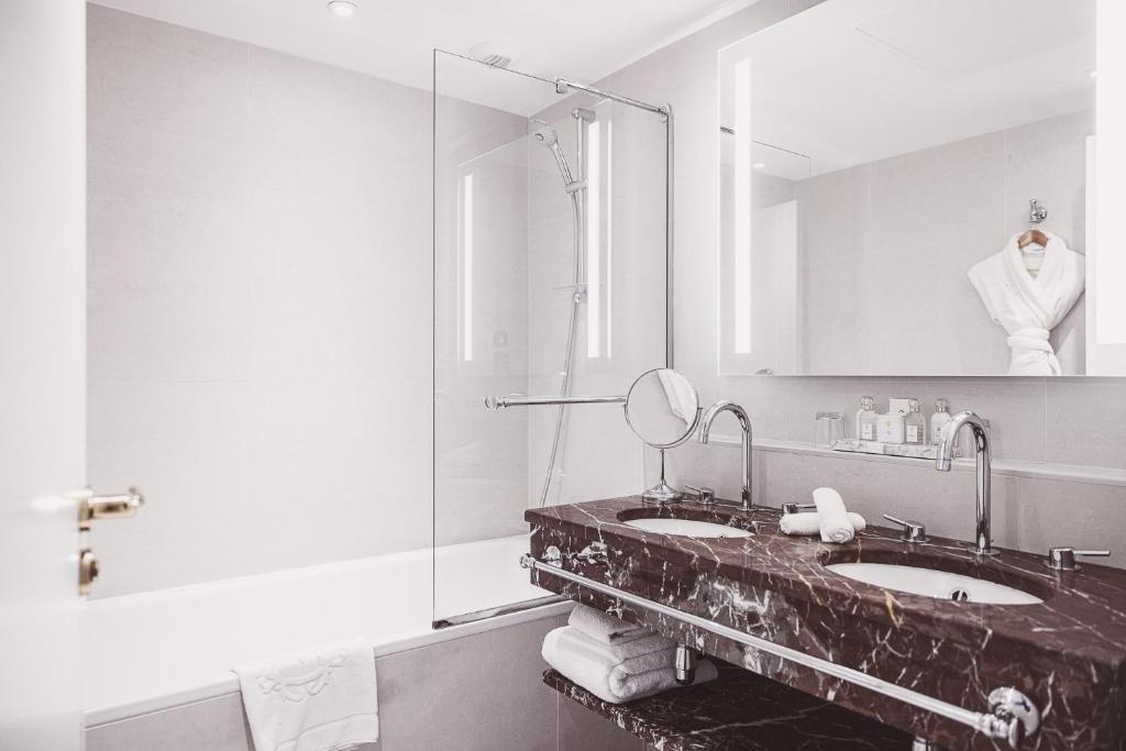Deluxe Double or Twin Room - Image 15