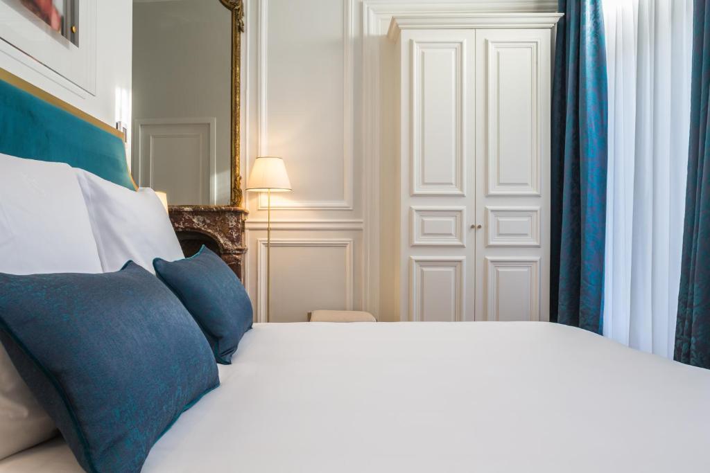 Deluxe Double or Twin Room - Image 7