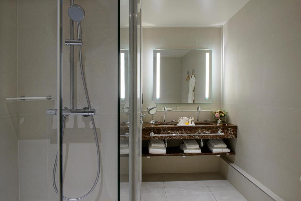 Deluxe Double or Twin Room - Image 9