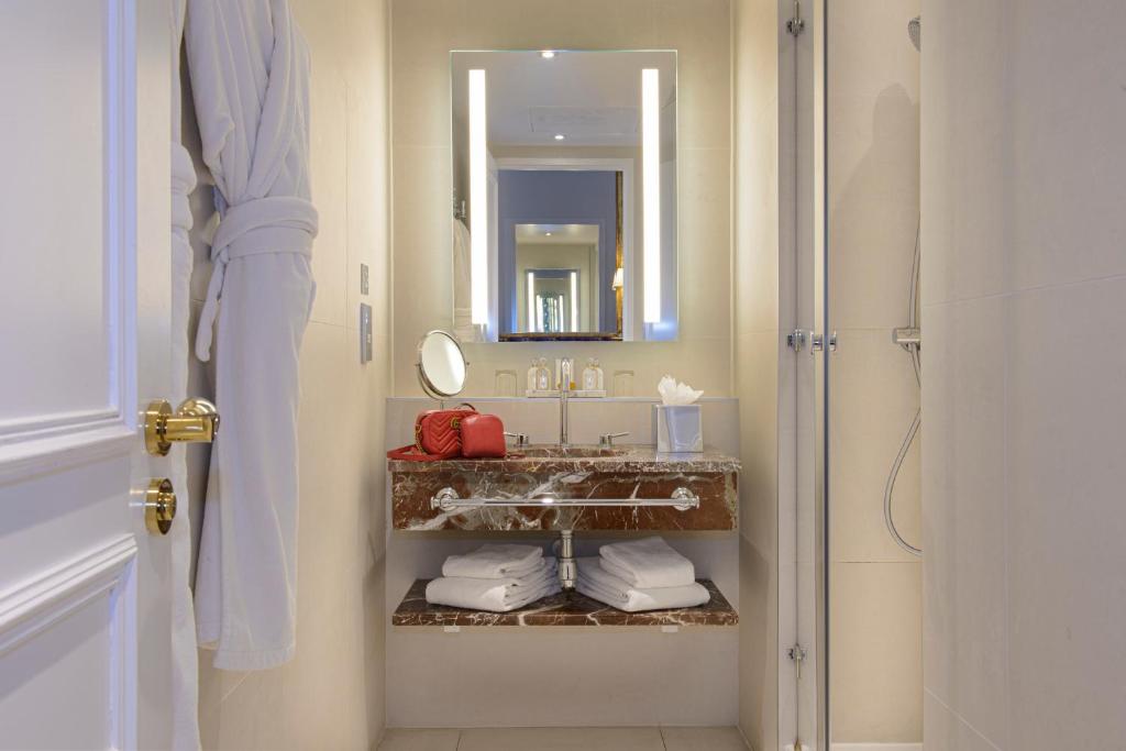 Double or Twin Room with Terrace - Image 6