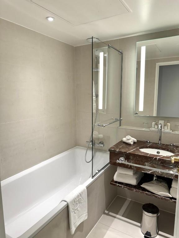 Superior Double or Twin Room - Image 10
