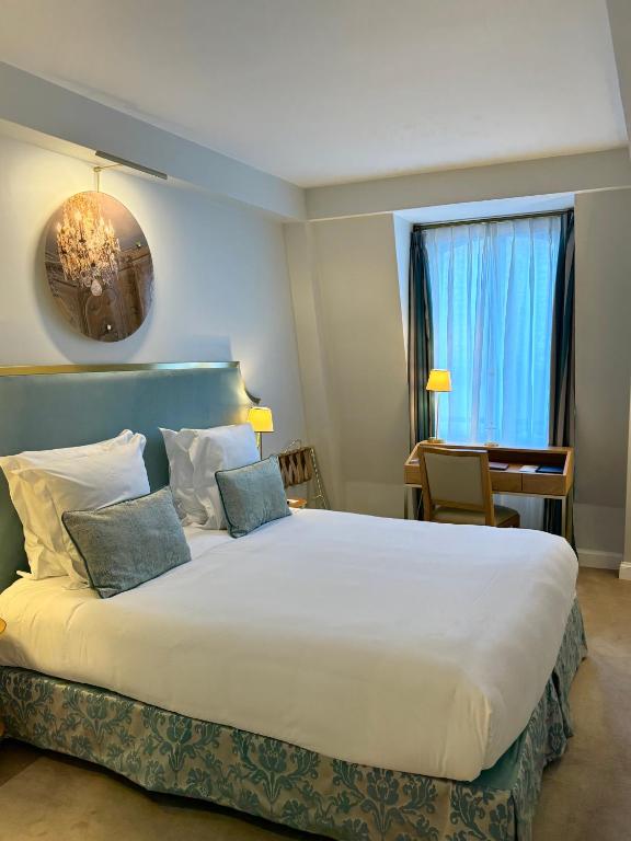 Superior Double or Twin Room - Image 8