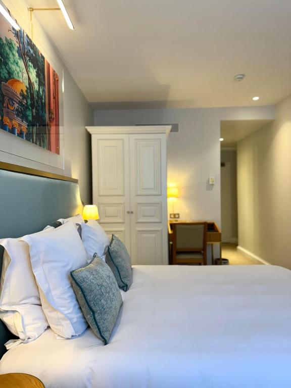 Superior Double or Twin Room - Image 9