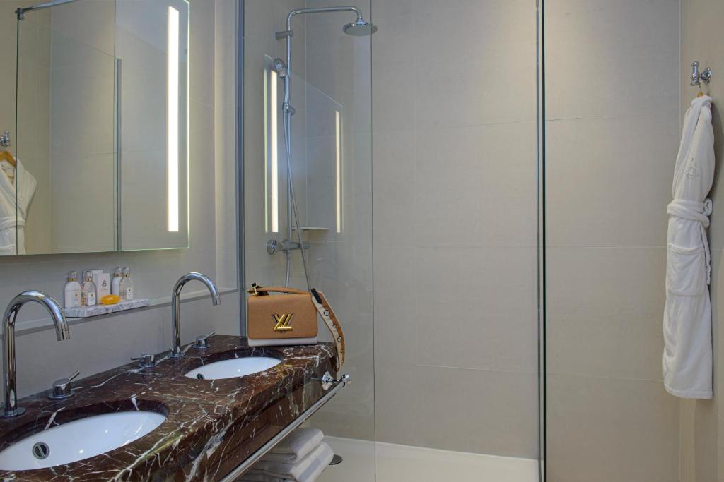 Two Connecting Double Rooms - Image 10