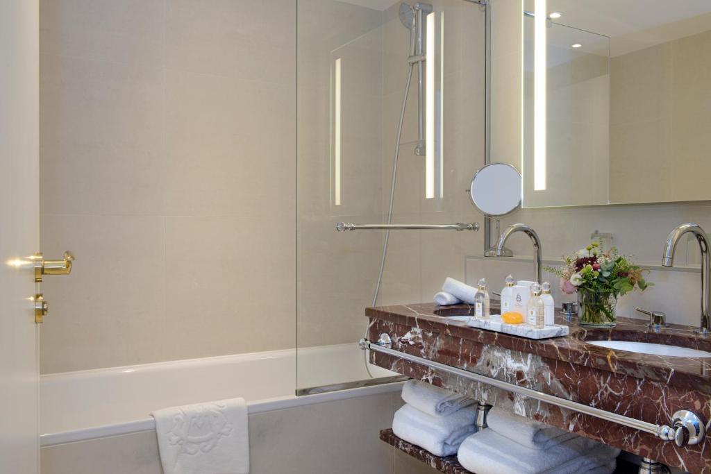 Two Connecting Double Rooms - Image 11