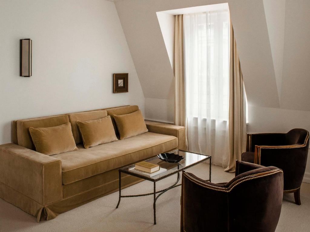 Standard Suite - Image 1