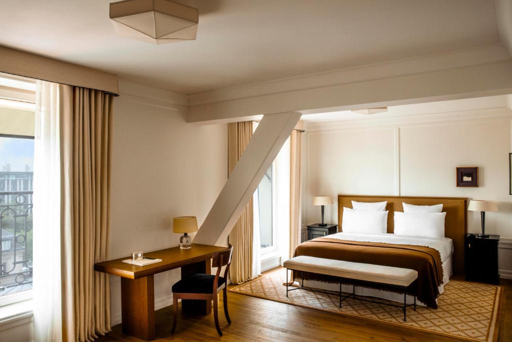 Suite with view on the Eiffel Tower - Image 1