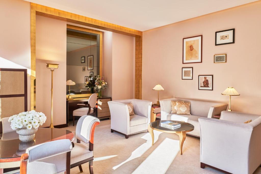 Deluxe Suite - Image 1