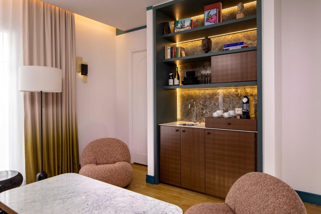 Apartment with Terrace - Image 3