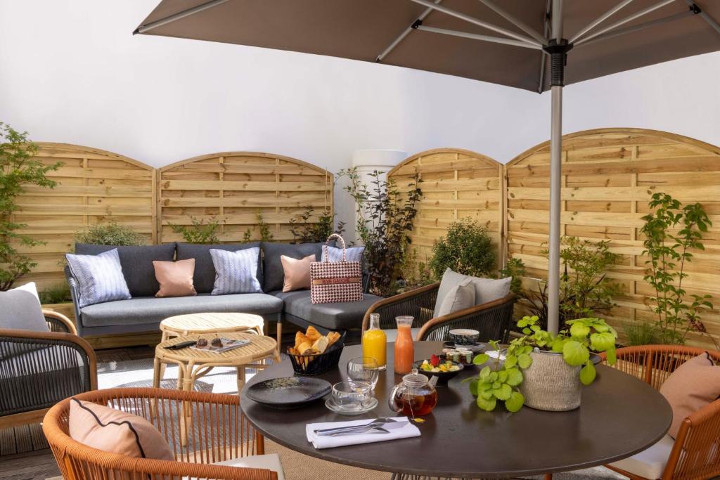 Apartment with Terrace - Image 1