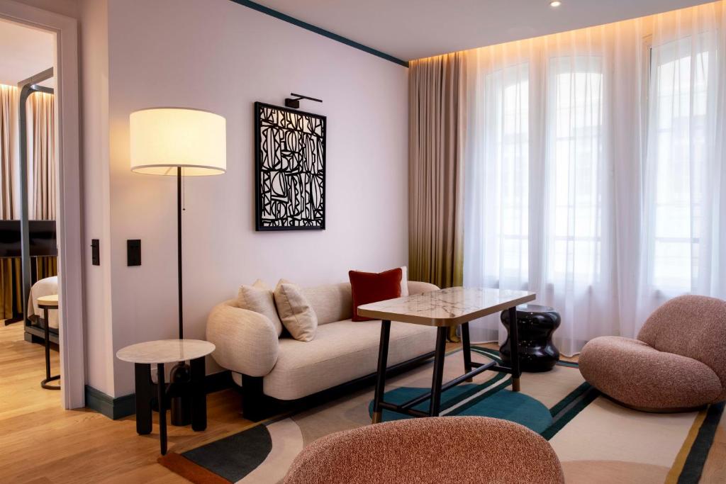 One-Bedroom Apartment - Image 1