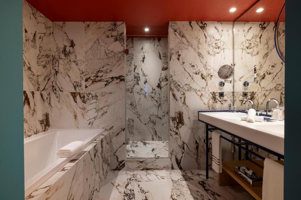 Suite with Free Bottle of Champagne and Spa & Fitness Access - Image 2