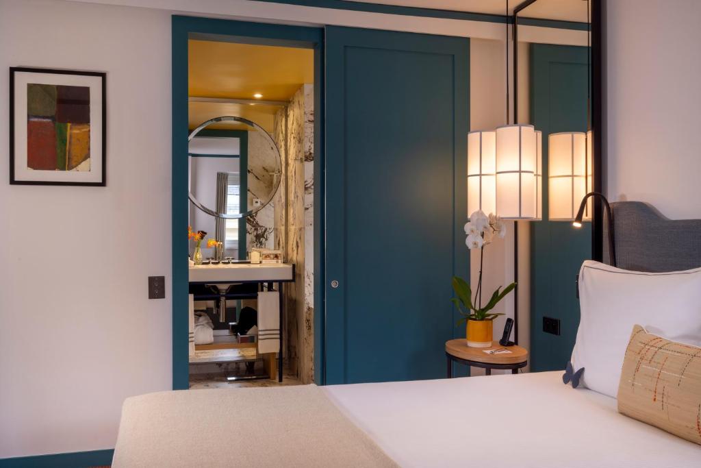 Suite with Free Bottle of Champagne and Spa & Fitness Access - Image 3