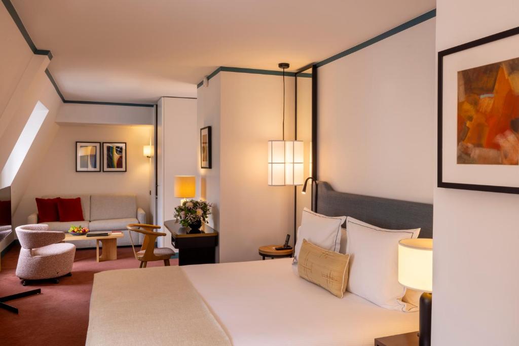 Suite with Free Bottle of Champagne and Spa & Fitness Access - Image 4