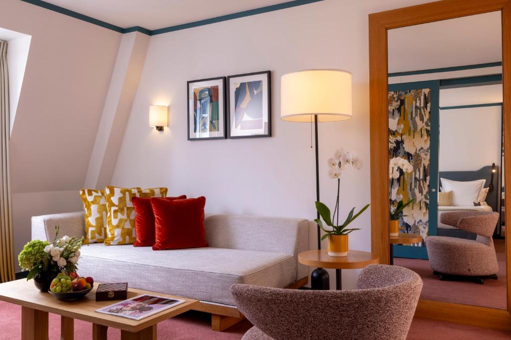 Suite with Free Bottle of Champagne and Spa & Fitness Access - Image 6