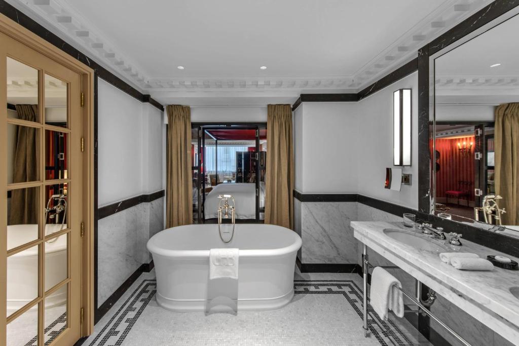 Berri, Suite, 1 King, Sofa bed - Image 15