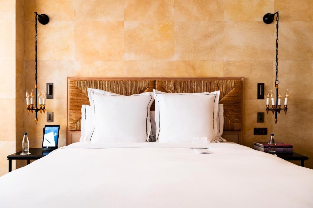 Deluxe, Guest room, 1 king - Image 3