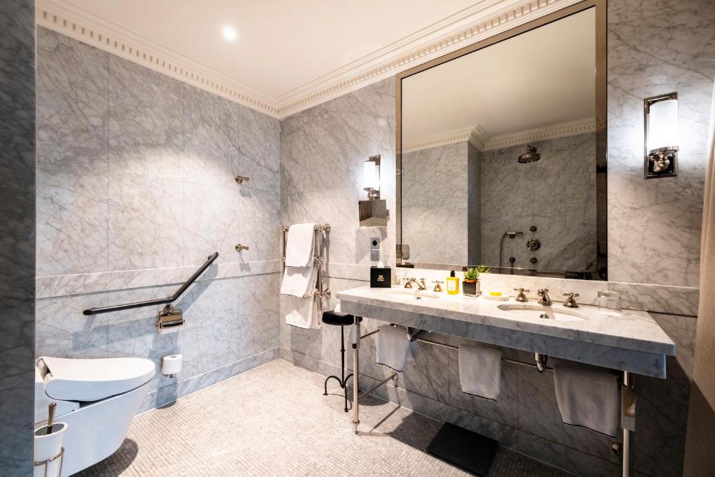 Deluxe Suite, 1 King - Image 1