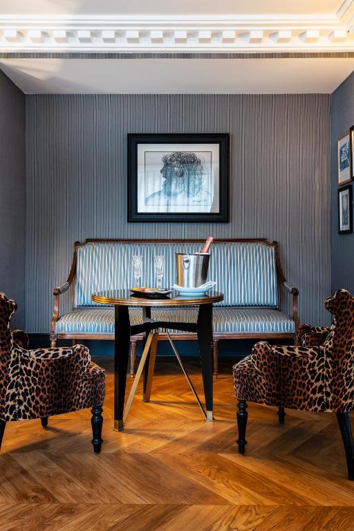 Deluxe Suite, 1 King - Image 10