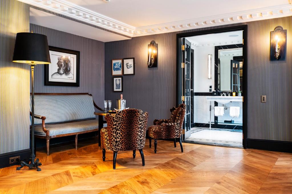Deluxe Suite, 1 King - Image 11