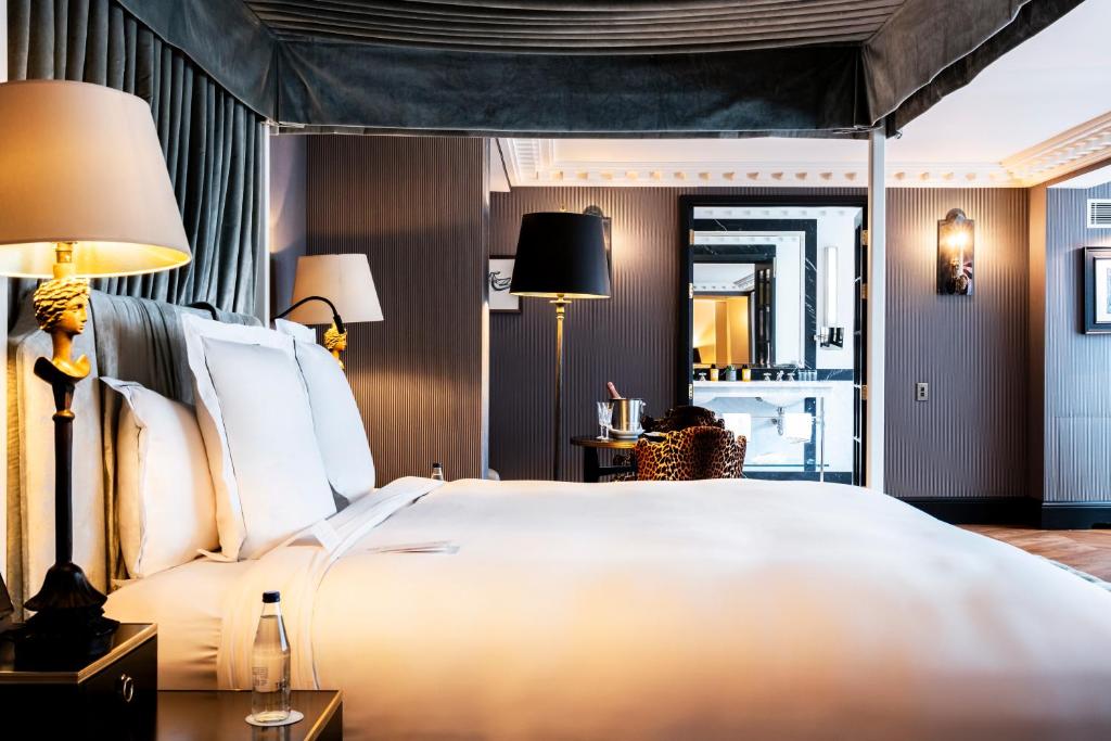 Deluxe Suite, 1 King - Image 2