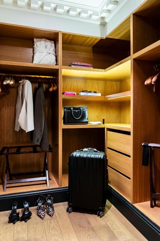 Deluxe Suite, 1 King - Image 4