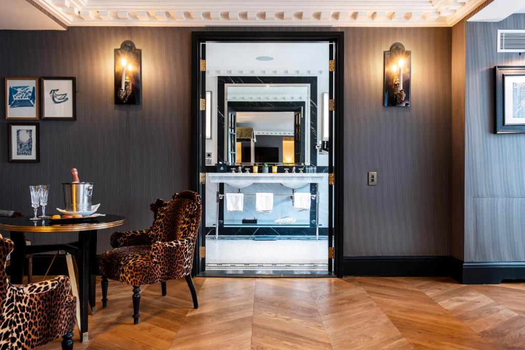 Deluxe Suite, 1 King - Image 9