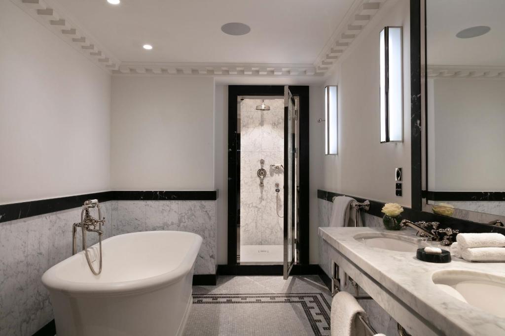 Junior Suite, 1 King - Image 11