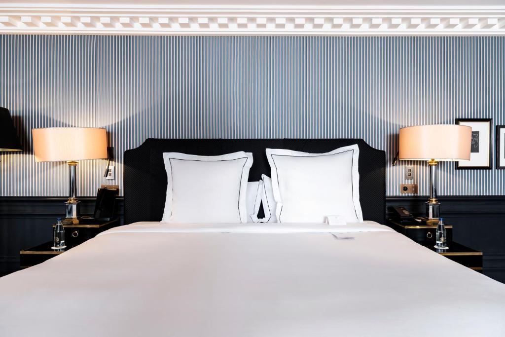 Prestige Suite, 1 King, Sofa bed - Image 2