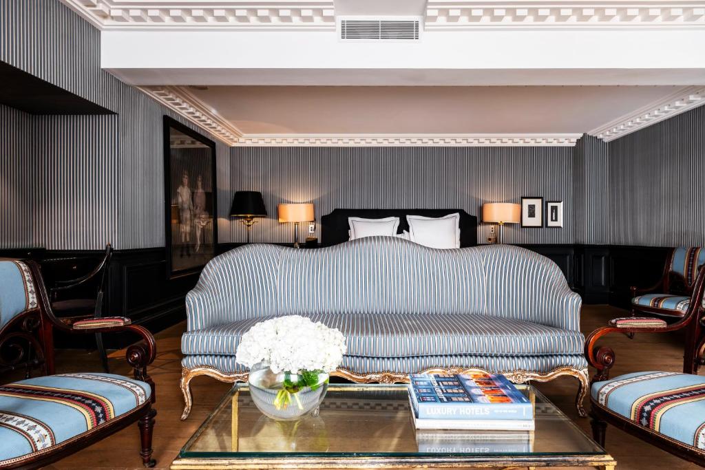 Prestige Suite, 1 King, Sofa bed - Image 11